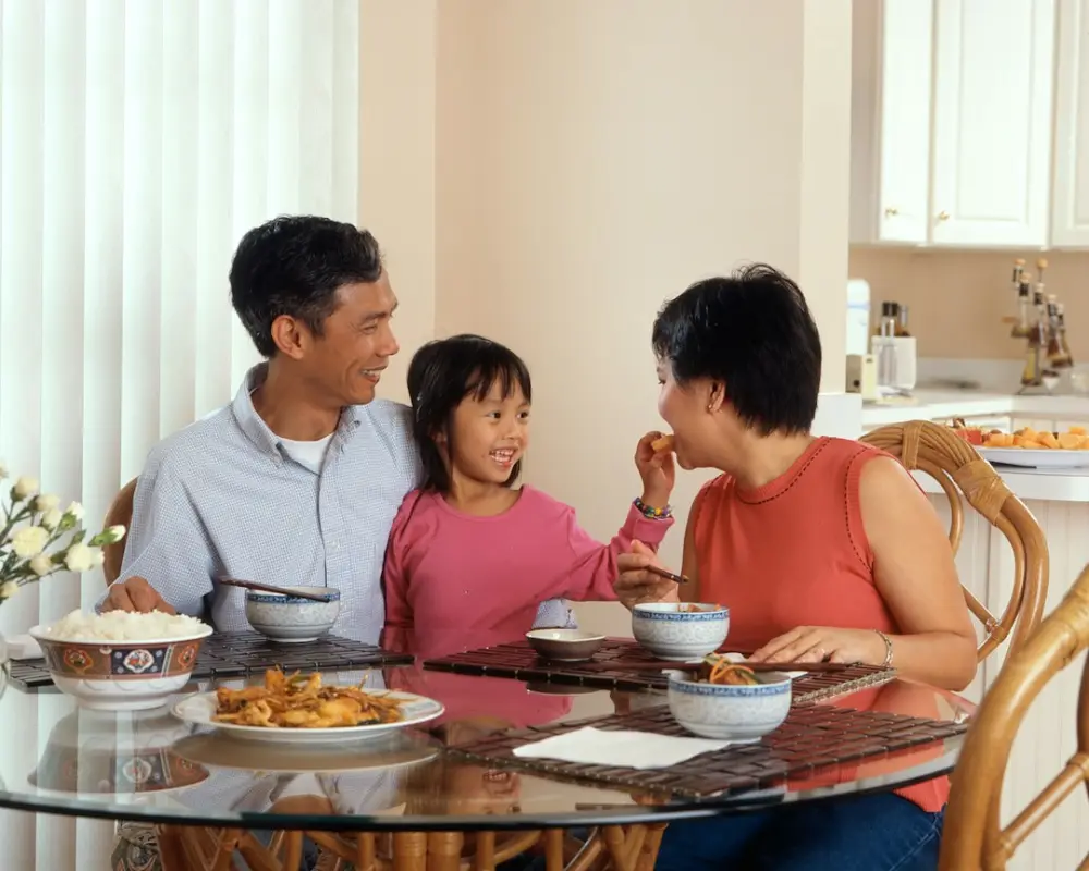 Family eating at the table, illustrating food traditions and family memory